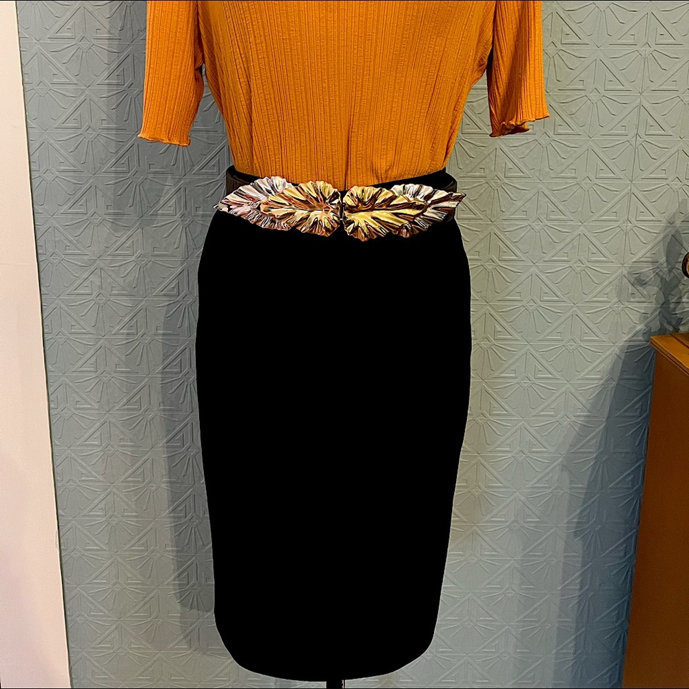 Dark knee-length navy pencil skirt